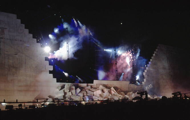 1 Roger Waters THE Wall am Potsdamer Platz: Die Mauer bricht zusammen, Roger Waters & andere Darsteller hinter der Mauer, auf der Bühne, stage, Water?s, voc, Theater, Film, auf der Bühne, Sänger, Gitarrist & Komponist, Composer, singer, director, Musik, Music, culture, Kultur, konzertante Aufführung, Show, Theater, Finale, showdown, Ende, Zusammenbruch, Einsturz, ex Pink Floyd, Nutzung Honorar- & MwStpflichtig!, Show am 21.07.1990, Fotos vom Vortag und der Show am Potsdamer Platz Berlin Deutschland, Germany Copyright: xBRIGANI-ART HEINRICHx BriganiArt_00023602_00023602