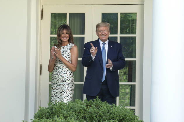 Bilder des Jahres 2020, Entertainment 05 Mai News Bilder des Tages May 15, 2020, Washington, District of Columbia, USA: United States President Donald J. Trump and First lady Melania Trump stop to applaud after delivering remarks during a Presidential Recognition Ceremony on Hard Work, Heroism, and Hope in the Rose Garden of the White House in Washington D.C., U.S. on Friday, May 15, 2020. Credit: CNP Washington USA - ZUMAs152 20200515_zaa_s152_103 Copyright: xStefanixReynoldsx