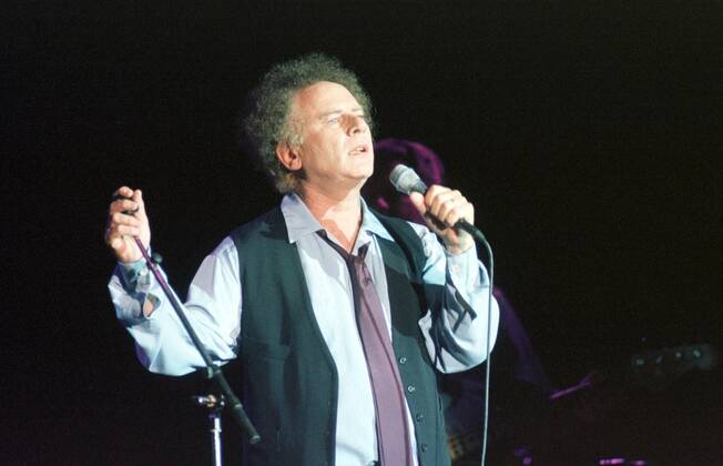 27 Konzert 98: Art Garfunkel, Musik, Pop, Songwriter, legendär mit P. Simon, Weste, Mikrophon, Mikro, Copyright: xPOP-EYE Morlokx 00015123_00015123