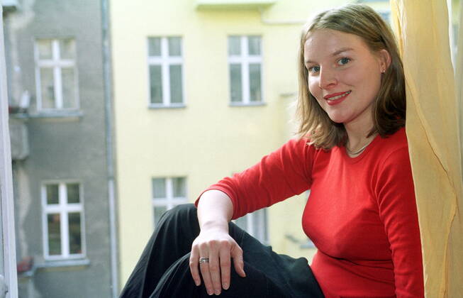27 Portrait: Judith Holofernes, Berliner Sängerin, voc, Songschreiberin, Texterin, Liedermacherin, Komponistin, Musikerin, Comiczeichnerin, am Fenster, Pop, Songs, Chanson, Szene, Kleinkunst, Nachwuchskünstlerin, (jetzt Sängerin von Wir sind Helden Berlin Deutschland, Germany Copyright: xPOP-EYE Morlokx 00022817_00022817