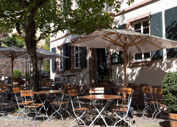 IMAGO Creative, Sommer, Schatten-Plätze bei Hitze biergarten