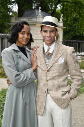 Bilder des Jahres 2020, Entertainment 05 Mai David Hermlin mit Freundin Emilia Quaye bei einem exklusiven Fototermin im Bürgerpark Pankow. Ursprünglich wollte David mit Vater Andrej Hermlin und Schwester Rachel ein Konzert im Bürgerpark geben, aber das Konzert wurde von der Polizei verboten. Berlin, 16.05.2020