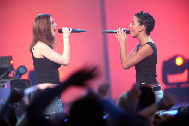 12 Konzert: t.A.T.u bei The Dome 37 im Koenigspalast in Krefeld am 10.03.2006, Musik, tATu, Publikum, Zuschauer, Fans, Hände, Krefeld Deutschland, Germany Copyright: xPOP-EYE Nassx 00093159_00093159
