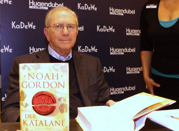 77 Noah Gordon gibt Autogramme in sein neues Buch Der Katalane im KaDeWe, Signierstunde, Autor, Literatur, Portraet, Berlin Deutschland, Germany Copyright: xPOP-EYE Gabschx 00167030_00167030