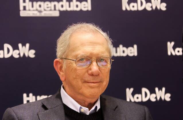 Noah Gordon 95. Geburtstag am 11. November 77 Noah Gordon gibt Autogramme in sein neues Buch Der Katalane im KaDeWe, Signierstunde, Autor, Literatur, Portraet, Portrait, Berlin Deutschland, Germany Copyright: xPOP-EYE Gabschx 00167035_00167035