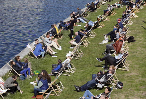 Bilder des Jahres 2020, News 05 Mai News Bilder des Tages Corona - Lockerungen Berlin, DEU, 17.05.2020 - Ein Ober mit Gesichtsmaske bedient Gaeste in einem gut besuchten Cafe an der Spree in Berlin. Deutschland oeffnet sich langsam wieder. Nach dem Lockdown duerfen Geschaefte, Cafes und Restaurants jetzt nach und nach wieder Kunden bedienen. Dabei muessen Gaeste und Bedienung Abstands- und Hygieneregeln einhalten. Berlin Berlin Deutschland