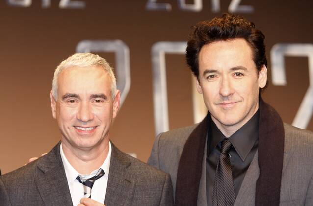 77 Kino: Roland Emmerich, John Cusack, bei der 2012 Premiere im CineStar Kino im Sony Center, Kino, Cinema, Roter Teppich, Rot, roten, Berlin Deutschland, Germany Copyright: xPOP-EYE Gabschx 00204819_00204819