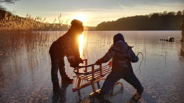 IMAGO Creative: Alternativer Wintersport kind,winter,spielen,schlitten