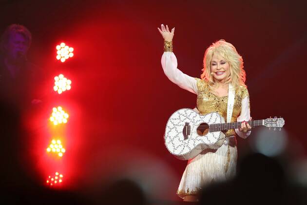 19 Konzert: Dolly Parton, Musiker US-amerikanische Country-Saengerin Dolly Rebecca Parton live in der Berliner O2 World am 06.07.2014, Country, Pop, Bluegrass, Gospel, Songschreiberin, Schauspielerin, O2World, Musik Berlin Deutschland, Germany Copyright: xPOP-EYE Kriemannx 00335195_00335195
