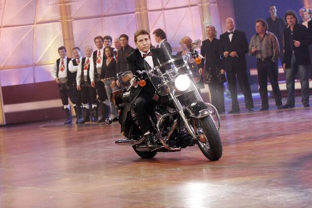 32 TV: Freddy Quinn auf einem Motorrad in der Fernsehshow WILLKOMMEN BEI CARMEN NEBEL, Musik, singer, Sänger Halle Deutschland, Germany Copyright: xPOP-EYE Scherfx 00085654_00085654