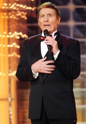 32 TV: Freddy Quinn in der Fernsehshow WILLKOMMEN BEI CARMEN NEBEL, Musik, singer, Sänger Halle Deutschland, Germany Copyright: xPOP-EYE Scherfx 00085656_00085656
