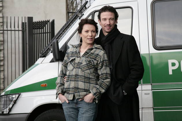 32 TV: Iris Berben und Sohn Oliver Berben, Schauspielerin und Produzent, bei einem Fototermin zum ZDF Thriller ROSA ROTH - DER TAG WIRD KOMMEN in der Berliner Polizeidirektion 3, Sendetermin voraussichtlich Ende 2006 Berlin Deutschland, Germany Copyright: xPOP-EYE Scherfx 00092784_00092784