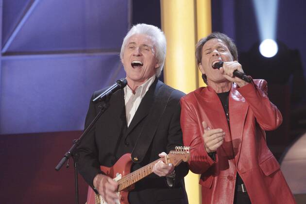 32 TV Show: Cliff Richard, Sänger und Rhythmus Gitarrist Bruce Welch von den Shadows in der ZDF Fernsehshow Willkommen bei Carmen Nebel in der Magdeburger Bördelandhalle, Schlager, Musik, Magdeburg Deutschland, Germany Copyright: xPOP-EYE Scherfx 00203844_00203844
