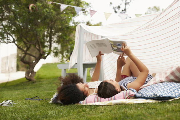 IMAGO Creative, Jahreszeit Sommer, Sonnenschutz garten,kindheit,vorlesen