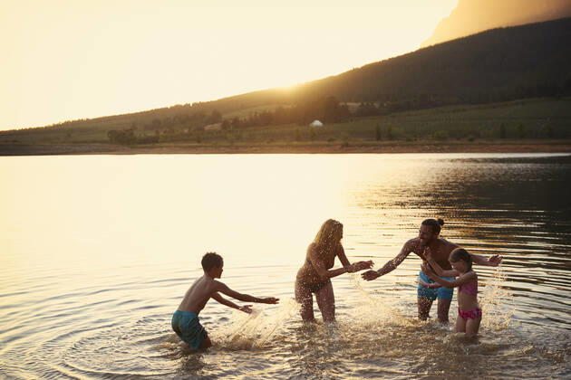 baden,abendsonne,familie,wasserschlacht