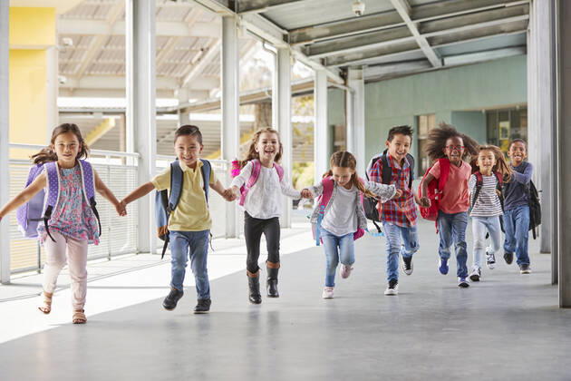 IMAGO Creative: Gesellschaft, Schule, Schulanfang rennen,hand halten,grundschüler