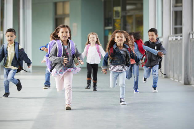IMAGO Creative: Gesellschaft, Schule, Schulanfang grundschule,grundschüler,schulschluss
