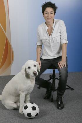 1101 Dunja Hayali (Morgenmagazin-Moderatorin beim ZDF) mit ihrem Hund Emma Riverboat beim MDR in Leipzig 290814 2014 Fototermin Leipzig Sachsen Germany Copyright: xPOP-EYE RalfxU.xHeinrichx 00338694_00338694
