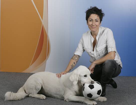 1101 Dunja Hayali (Morgenmagazin-Moderatorin beim ZDF) mit ihrem Hund Emma Riverboat beim MDR in Leipzig 290814 2014 Fototermin Leipzig Sachsen Germany Copyright: xPOP-EYE RalfxU.xHeinrichx 00338695_00338695