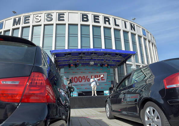 Bilder des Jahres 2020, Entertainment 05 Mai Entertainment Themen der Woche KW21 Entertainment Bilder des Tages 21.05.2020, xlakx, Entertainment Musik, rbb 88.8 90er-Drive-In Konzert emspor, v.l.Tim Koschwitz Radiomoderator vom rbb 88.8 steht auf der Buehne im Autokino am Messedamm Ecke Alte Jaffestrasse Allego charging station.Alle Konzerte finden dabei live statt. Das Publikum sitzt im Auto und hoert über eine eigene Frequenz den Ton im Radio. Berlin
