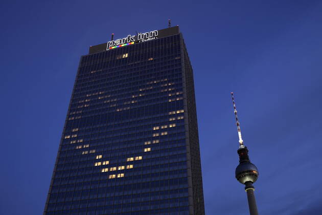 21.05.2020, Berlin, Deutschland - Foto: Hotel Park Inn und der Fernsehturm am Alexanderplatz. Das Hotel Park Inn am Alexanderplatz hat waehrend der Corona-Krise einige Fenster so beleuchtet, dass sie zusammen ein Herz bilden.
