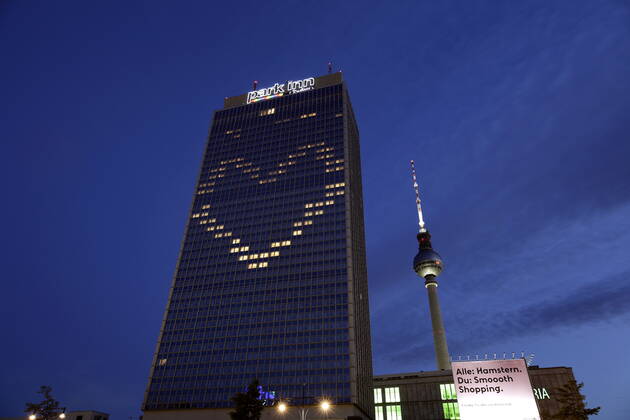 21.05.2020, Berlin, Deutschland - Foto: Hotel Park Inn und der Fernsehturm am Alexanderplatz. Das Hotel Park Inn am Alexanderplatz hat waehrend der Corona-Krise einige Fenster so beleuchtet, dass sie zusammen ein Herz bilden.