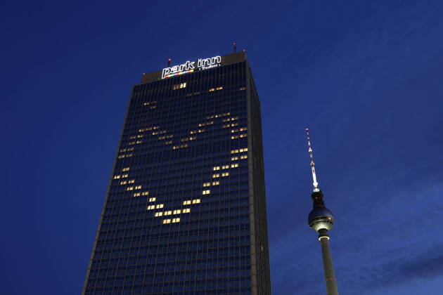 21.05.2020, Berlin, Deutschland - Foto: Hotel Park Inn und der Fernsehturm am Alexanderplatz. Das Hotel Park Inn am Alexanderplatz hat waehrend der Corona-Krise einige Fenster so beleuchtet, dass sie zusammen ein Herz bilden.