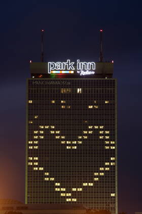 21.05.2020, Berlin, Deutschland - Foto: Hotel Park Inn und der Fernsehturm am Alexanderplatz. Das Hotel Park Inn am Alexanderplatz hat waehrend der Corona-Krise einige Fenster so beleuchtet, dass sie zusammen ein Herz bilden.