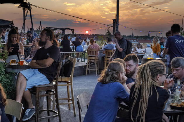 IMAGO Kreativ: Urbane Kultur - Sommer auf den Dächern 16 Sonnenuntergang von der Dachterasse des Klunkerkranich, 03.09.2018,Berlin, Deutschland < english> EMBRYO, Band, GER, performing on September 03, 2018, at Klunkerkranich, Berlin, Germany Berlin Berlin Deutschland, Germany Copyright: xPOP-EYE Pengx 10103808_EMBRYO_0018