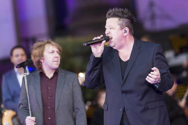 19 Die Prinzen, Saenger Sebastian Krumbiegel live mit Sinfonieorchester vor dem Konzerthaus auf dem Berliner Gendarmenmarkt am 08.07.19, Classic Open Air, ClassicOpenAir, Openair, COA, Pop, Deutschpop, Schauspielhaus, Musik Berlin Deutschland, Germany Copyright: xPOP-EYEx xBenxKriemannx 10115195_DiePrinzen_4445