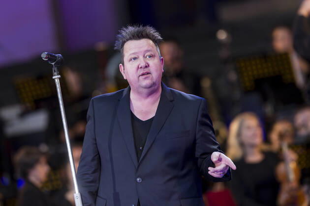 19 Die Prinzen, Saenger Sebastian Krumbiegel live mit Sinfonieorchester vor dem Konzerthaus auf dem Berliner Gendarmenmarkt am 08.07.19, Classic Open Air, ClassicOpenAir, Openair, COA, Pop, Deutschpop, Schauspielhaus, Musik Berlin Deutschland, Germany Copyright: xPOP-EYEx xBenxKriemannx 10115198_DiePrinzen_4506