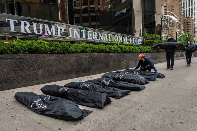 Bilder des Jahres 2020, News 05 Mai News Themen der Woche KW21 News Bilder des Tages NYC: Activists place body bags outside Trump Hotel Activists from Rise and Resist and Indivisible Brooklyn place body bags outside Trump International Hotel and Tower in New York City, symbolizing the number of Americans who so far have died due to complications of the COVID-19 virus on May 24, 2020. New York New York United States Copyright: GabrielexHoltermann