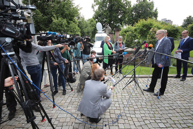 Bilder des Jahres 2020, News 05 Mai News Themen der Woche KW22 News Bilder des Tages Urteilsverkündung im Verfahren um manipulierte Abgaswerte bei VW am Bundesgerichtshof in Karlsruhe 25.05.2020 Karlsruhe, Deutschland Urteilsverkündung im Verfahren um manipulierte Abgaswerte bei VW am Bundesgerichtshof in Karlsruhe Herbert Gilbert (Kläger) Thorsten Gutschalk POOL