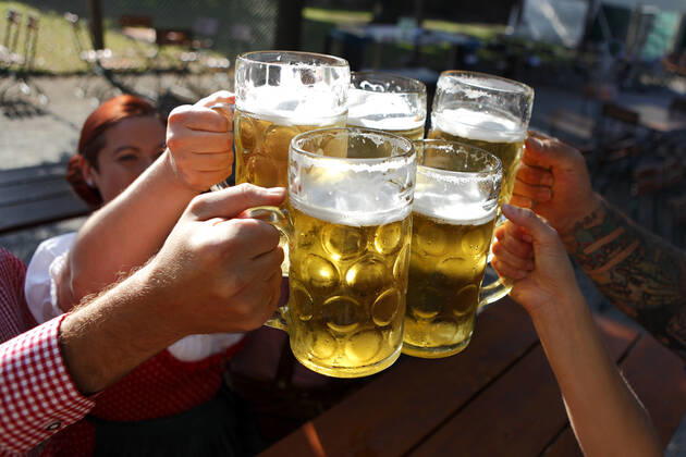 bier,biergarten,anstoßen