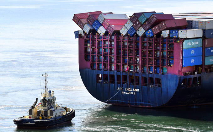 Bilder des Jahres 2020, News 05 Mai News Themen der Woche KW22 News Bilder des Tages SINGAPORE CONTAINER SHIP BRISBANE, Fallen shipping containers can be seen on the Singapore-flagged container ship APL England as she docks at the Port of Brisbane, Wednesday, May 27, 2020. An investigation is underway into the loss of 40 shipping containers from a tanker in heavy seas off the New South Wales coast. ( NO ARCHIVING, EDITORIAL USE ONLY, NO USE IN BOOKS WITHOUT CONSENT BRISBANE QLD AUSTRALIA  Copyright: xDANxPELEDx 20200527001470565879
