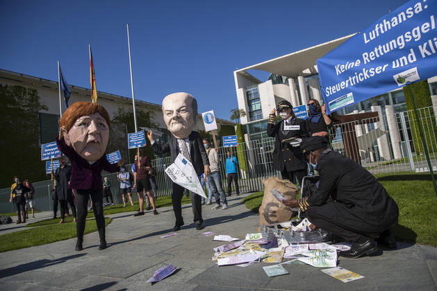 Bilder des Jahres 2020, News 05 Mai News Themen der Woche KW22 News Bilder des Tages Aktivisten von Campact und andere Demonstranten protestieren gegen den Rettungshilfe fuer die Fluggesellschaft Lufthansa vor dem Kanzleramt in Berlin am 27. Mai 2020.