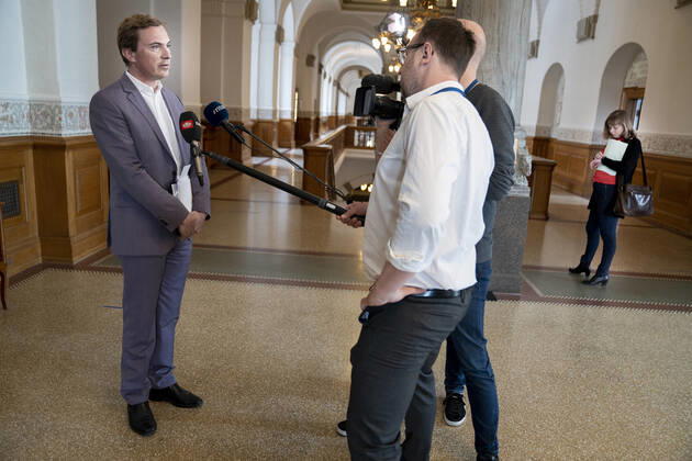Kulturminister Joy Mogensen (S) er kaldt i aabent samraad om udbuddet af en ny digital public service-radiokanal paa Christiansborg, onsdag den 27. maj 2020. Ministeren skal blandt andet svare paa hvilke droeftelser om udbudsprocessen, der har vaeret internt i ministeriet og internt i regeringen, foer og efter udbuddet blev afgjort. Dansk Folkepartis Morten Messerschmidt ankommer til samraadet. , Copenhagen Denmark