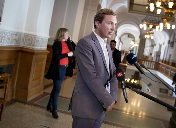 Kulturminister Joy Mogensen (S) er kaldt i aabent samraad om udbuddet af en ny digital public service-radiokanal paa Christiansborg, onsdag den 27. maj 2020. Ministeren skal blandt andet svare paa hvilke droeftelser om udbudsprocessen, der har vaeret internt i ministeriet og internt i regeringen, foer og efter udbuddet blev afgjort. Dansk Folkepartis Morten Messerschmidt ankommer til samraadet. , Copenhagen Denmark