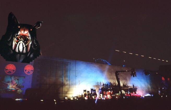 1 Roger Waters THE Wall am Potsdamer Platz: Die Mauer bricht zusammen, Roger Waters & andere Darsteller hinter der Mauer, auf der Bühne, stage, Water?s, voc, Theater, Film, auf der Bühne, Sänger, Gitarrist & Komponist, Composer, singer, director, Pig, Piggy, das Schwein, Musik, Music, culture, Kultur, konzertante Aufführung, Show, Theater, Finale, showdown, Ende, Zusammenbruch, Einsturz, ex Pink Floyd, Nutzung Honorar- & MwStpflichtig! , Show am 21.07.1990, Fotos vom Vortag und der Show am Potsdamer Platz Berlin Deutschland, Germany Copyright: xBRIGANI-ART HEINRICHx 00023601_00023601