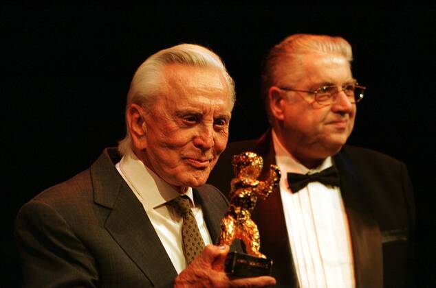 1 Berlinale: Kirk Douglas bekommt Goldenen Ehrenbären für sein Lebenswerk, Schauspieler, Berliner Internationale Filmfestspiele, Filmfest, Hommage, Auszeichnung, Altstar, Hollywoodstar, Filmstar, Filmschauspieler, Hollywoodschauspieler, Star, Legende, Portrait, daneben Moritz de Hadeln, Goldener Bär, Bär, Gold, Berlin Deutschland, Germany Copyright: xBRIGANI-ART HEINRICHx 00033267_00033267