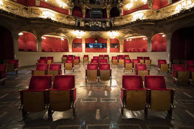 Bilder des Jahres 2020, Entertainment 05 Mai Entertainment Themen der Woche KW22 News Bilder des Tages Umgebaute Sitzreihen zur Einhaltung der Abstandsregeln im Berliner Ensemble, aufgenommen in Berlin, 28.05.2020. Aufgrund der Einschraenkungen durch das Corona-Virus koennen viele Kurlturhaeuser, Theater, Kinos und dergleichen nicht oeffnen. Die Kulturbranche befuerchtet daher existentielle Verluste durch fehlende Einnahmen. Das Berliner Ensemble versucht sich mit dem Umbau der Sitzreihen einer Rueckkehr zum Betrieb zu naehern. Berlin Deutschland