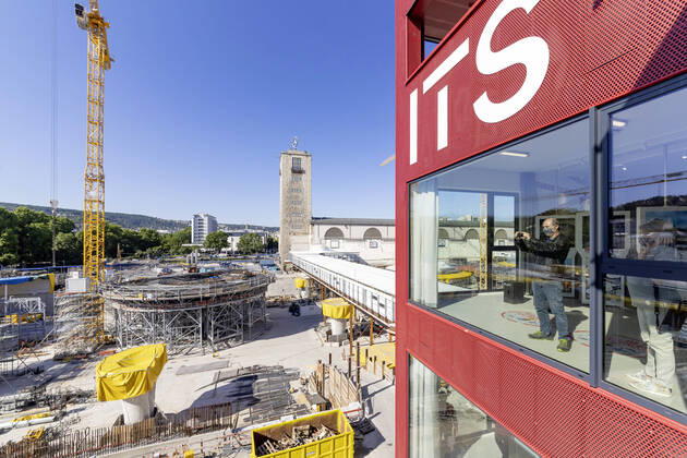 Bilder des Jahres 2020, News 05 Mai News Themen der Woche KW22 News Bilder des Tages Deutschland, Baden-Württemberg, Stuttgart, 29.05.2020: Info Turm Stuttgart ITS eröffnet. Das neue Ausstellungsgebäude am Hauptbahnhof informiert über Stuttgart 21 und andere Zukunftsprojekte der Stadt. Die Terrasse in 26 Metern Höhe bietet einen Blick auf die Bahnhofsbaustelle. Träger des Gebäudes ist der Verein Bahnprojekt Stuttgart Ulm e.V.