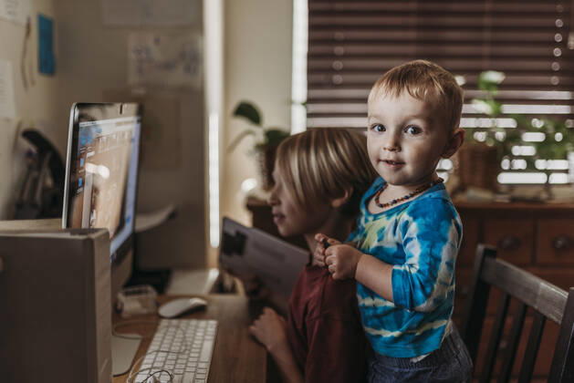 Young siblings video chatting on screen with family during isolation San Diego, CA, United States CR_KESM200409-341111-01,model released, Symbolfoto