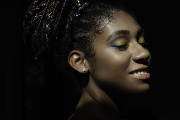 IMAGO Creative: Pride Month 2022, Engagement der Jugendlichen Interior chiaroscuro portrait of young black woman Colombia, Valle del Cauca, Cali CR_RBIG200504-364011-01,model released, Symbolfoto
