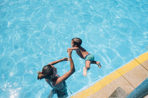 Woman helping child jumping into a pool Santa Cruz de Tenerife, CN, Spain CR_SEVI200402-201328-01,model released, Symbolfoto