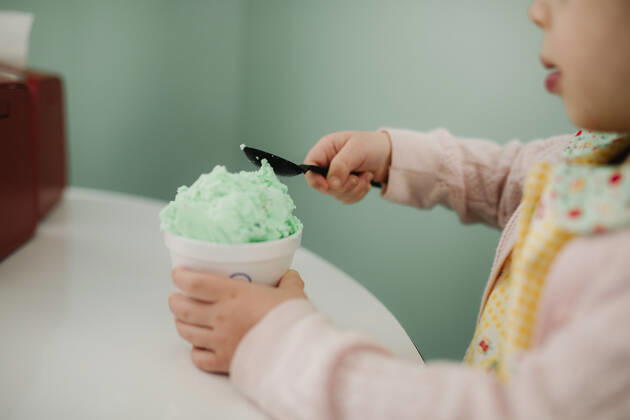 Green ice cream being eaten Midland, MI, United States CR_YICMCJ200521C-375587-01,model released, Symbolfoto