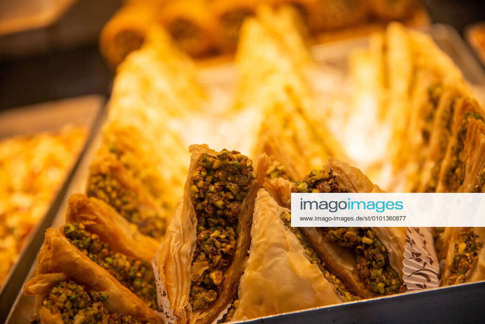 Stockfoto Susse Backwaren In Der Auslage Einer Turkisch