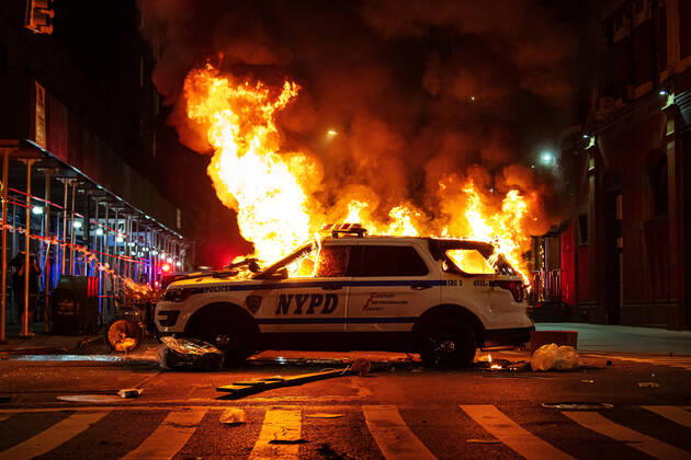 Bilder des Jahres 2020, News 05 Mai News Themen der Woche KW22 News Bilder des Tages 200530 A police car is one fire during a protest over the death of George Floyd, on May 30, 2020 close to Union Square in the Manhattan borough of New York, NY, USA. Photo: Joel Marklund BILDBYRAN kod JM 88155 bbeng protest demonstration Black Lives Matter Copyright: JOELxMARKLUND 0047299248st