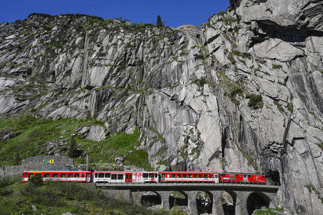 Matterhorn Gotthard Bahn auf der Steinbrücke, Ausfahrt Urnerloch, Schweiz, 25.05.2020