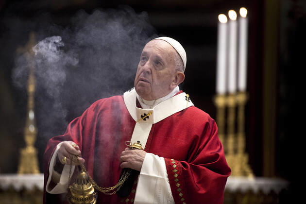 Bilder des Jahres 2020, News 05 Mai News Themen der Woche KW22 News Bilder des Tages NO FRANCE - NO SWITZERLAND: May 31, 2020 : Pope Francis leads the Pentecost Mass in the Blessed Sacrament chapel of St. Peter s Basilica, at the Vatican for the first time since lockdown was imposed three months ago to curb the spread of COVID-19, caused by the novel coronavirus.  Copyright: x VATICANxPOOL CPPx xIPAx xCatholicxPressxPhotox